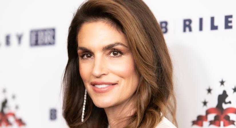 Csak pislogunk, hogy néz ki az 59 éves Cindy Crawford smink és filter nélkül