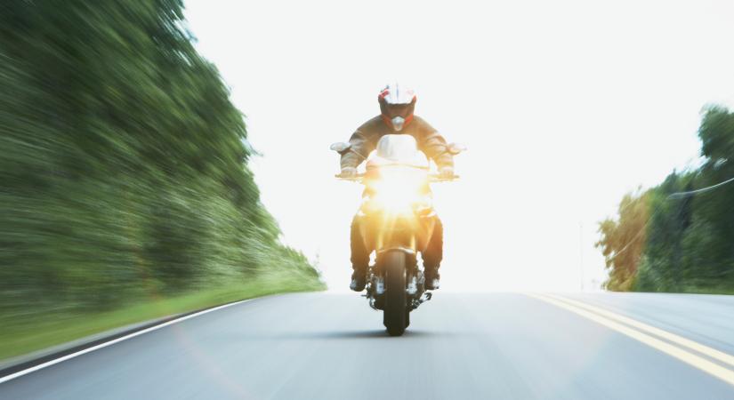Pökhendi rendszámmal üzent a rendőröknek a száguldó motoros, akik tudták mit kell tenni