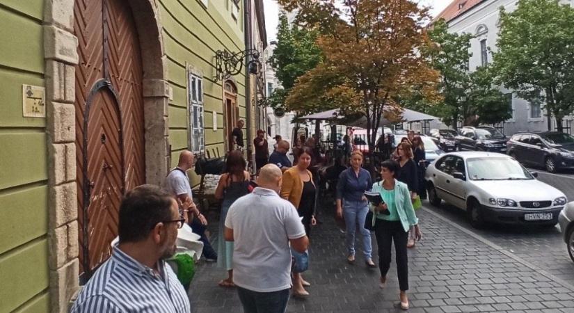 Végrehajtók jelentek meg a Budai Vár történelmi cukrászdájánál szerda reggel