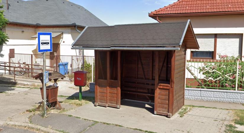 Csökmői buszmegállóban találták meg az eltűnt pécsi tinit
