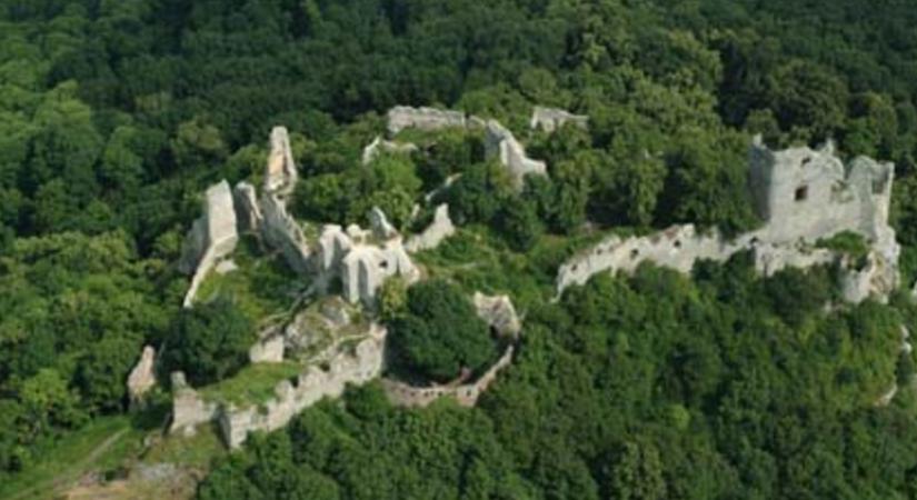 Símaszkos meztelen férfi ijesztett halálra női turistákat Gímes váránál