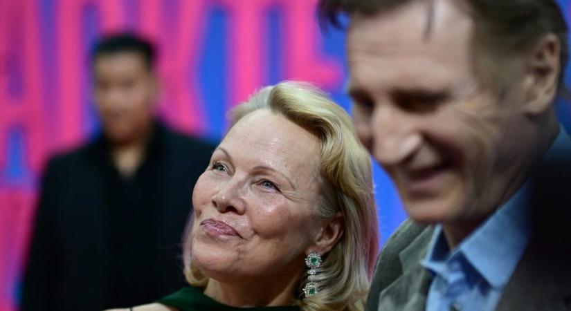 Pamela Anderson reagál arra, hogy Sylvester Stallone tagadja, hogy egyszer egy Porschét és egy lakást ajánlott neki, ha randizik vele
