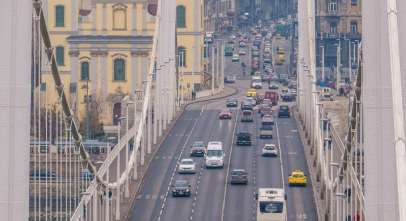 Brutálisan összeverekedett két sofőr Budapesten: az egyikük a motorháztetőn kötött ki, a másikuk a volán mögé pattanva gázt adott - Videó
