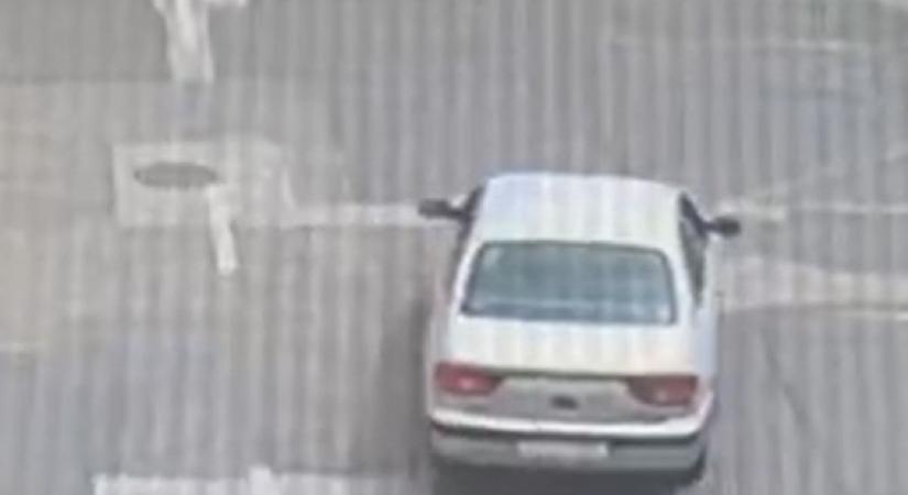 Látta ezt a Renault-t? Életveszélyes száguldozót keres a rendőrség!