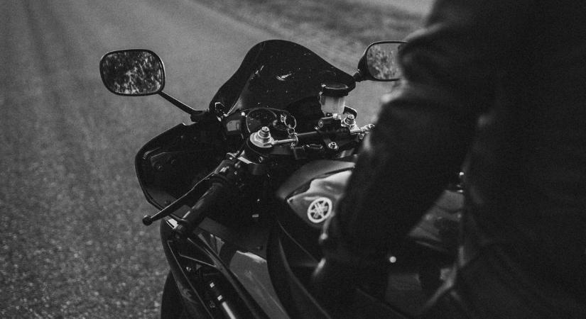 Őszintén a sisakból – motoros szólt be a 41-esen füstölő tuningarcoknak