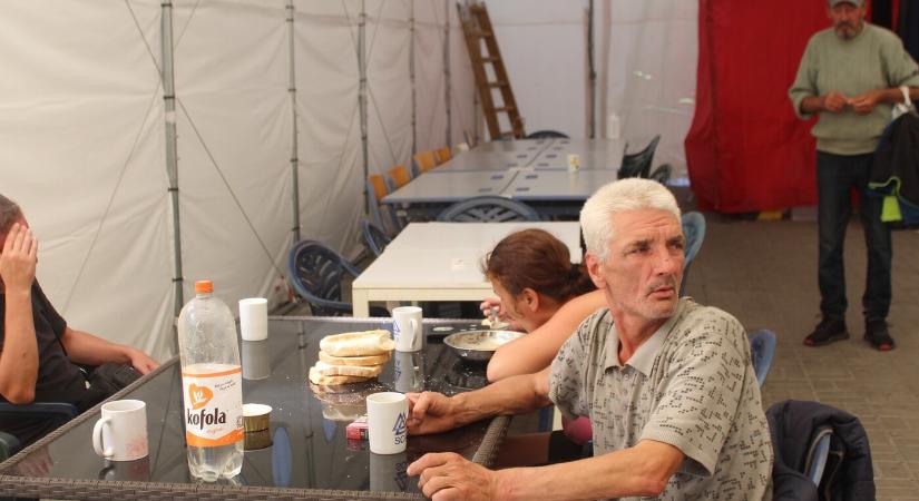 Nagy fehér sátor – ahol naponta megerősítést, emberhez méltó bánásmódot kapnak a hajléktalanok