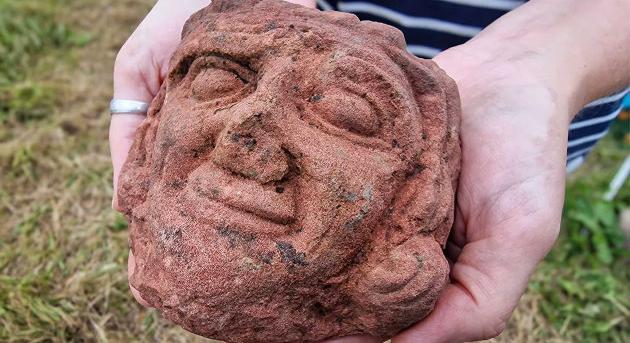 A vörös homokkő titka: lenyűgöző viking kori fejet találtak