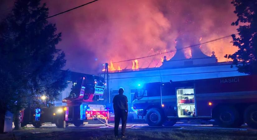 Az éjjel leégett a csicsói kolostor, a szerzetesek még időben kimenekültek