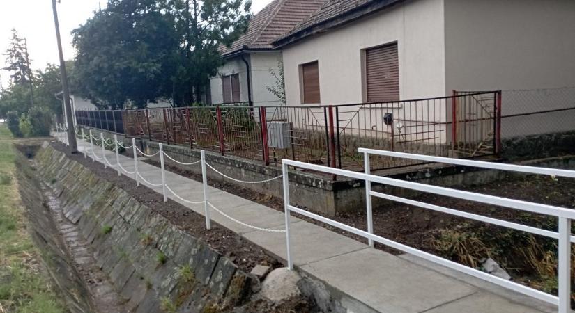 Lépésről lépesre szépítik a falut, most ez a járdaszakasz született újjá pályázati támogatásból