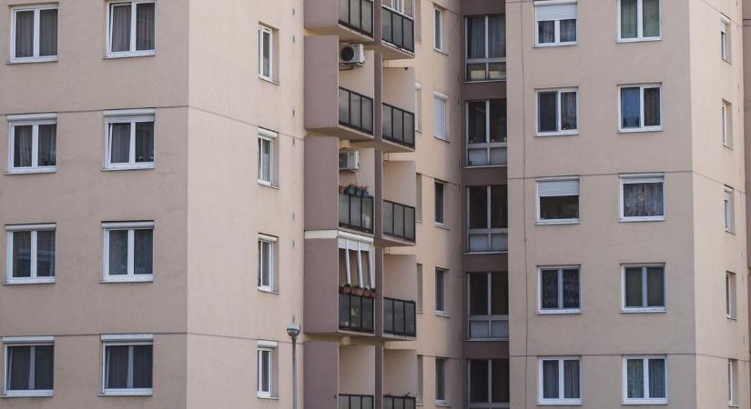 Rejtélyes nőt fogadtak be a debreceni lakásba, kamatostól fizetett rá az anya-fia páros