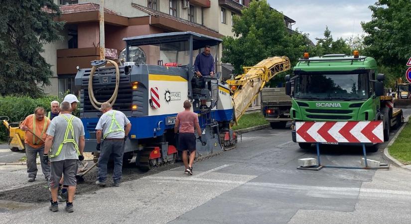 Két párhuzamos utcában zajlanak a felújítások, jól gondolja meg, hogy merre megy! (galéria)