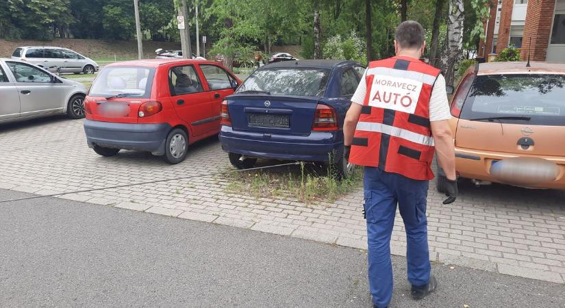 Rozsdamentesítés Nyíregyházán – újabb roncsautókat szállítottak el (fotók)