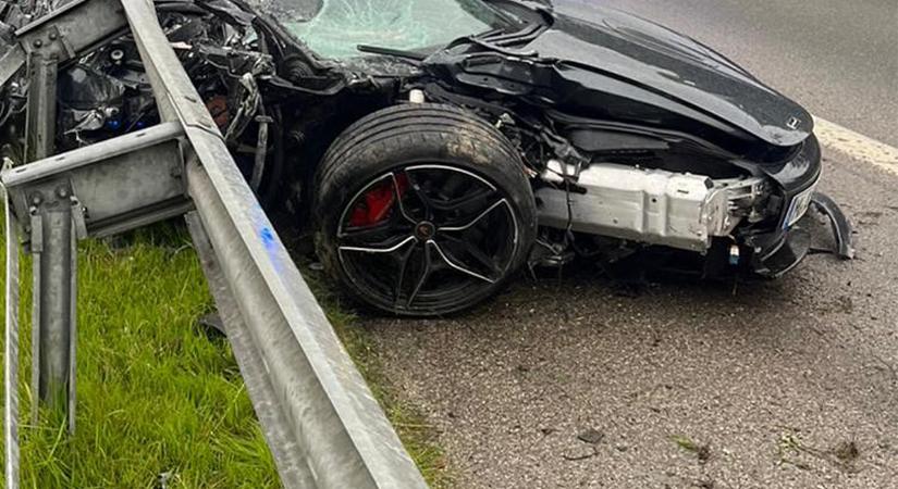 Hiába lapos ez a szupersportautó, a szalagkorlát alá nem fért be büntetlenül