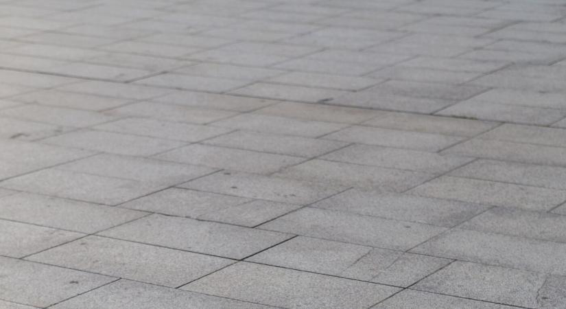Új járdát építtet Fülek önkormányzata a Kohári alapiskolánál