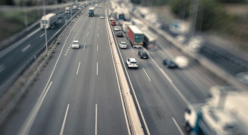 Ezt jelenti a fehér rongy a visszapillantón, fontos üzenete van a többi autósnak