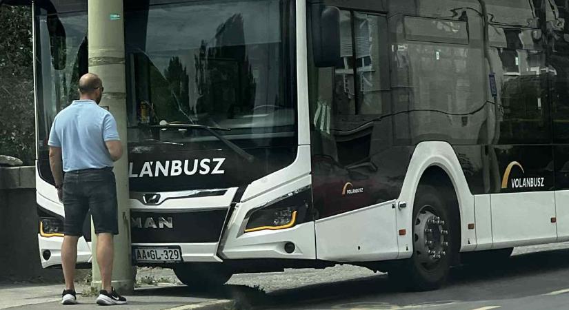 Villanyoszlopnak ütközött egy busz Szegeden