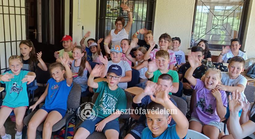 Tűzvédelem játékosan – katasztrófavédelmi bemutatók a gyomaendrődi városi táborban