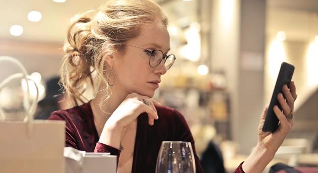 Csak azok nem szöszölnek állandóan a telefonjukkal, akik éppen alszanak