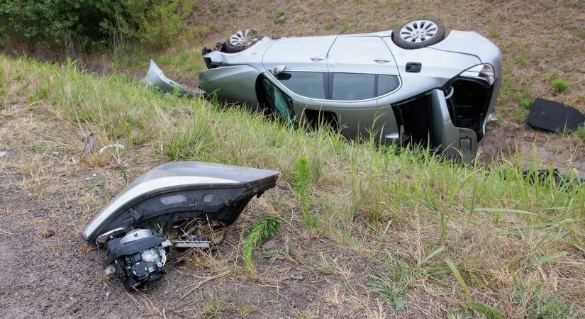 Teljes útzár Baranyában  felborult egy autó a 66-os úton
