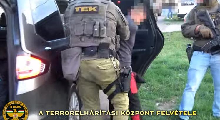 Megfenyegette az ellene nyomozó rendőrt, de ráfaragott a magyar férfi – videó