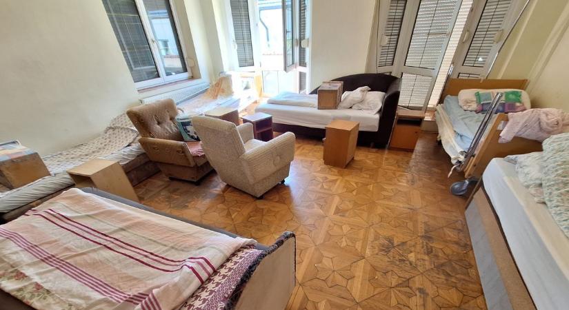 A pincében tartották az időseket, volt, akit ki is kötöztek, bezáratta a NAV ezt az illegális szociális otthont