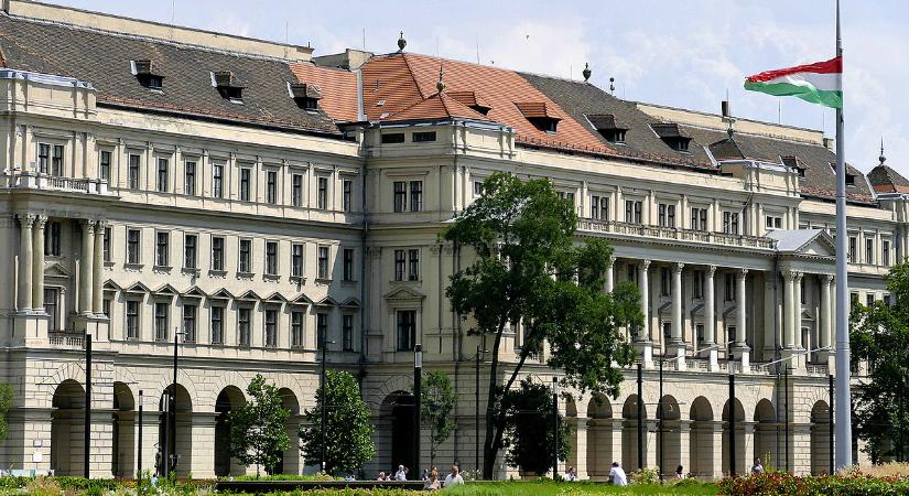 Jelentősen csúsznak a Kossuth téri beruházások