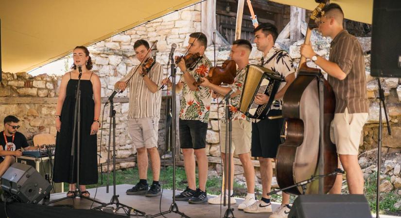 A világot jelentő zene Kalotaszeg szívében - A Méra Világzenei Csűrfesztivál