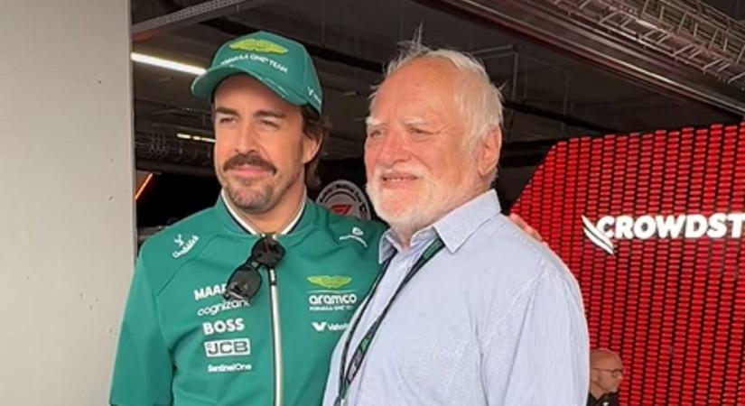 Világsztárok ha találkoznak: Fernando Alonso a kőszegi Arató Andrással pózol a Hungaroringen!