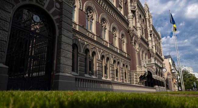 Az NBU engedélyezte a valuta részleges kivitelét Ukrajnából, ha az 50 százalékát az ukrán fegyveres erőknek adományozzák