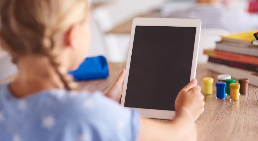 Nem a képernyő előtt tanulásra – Madridban is korlátozzák a digitális oktatást