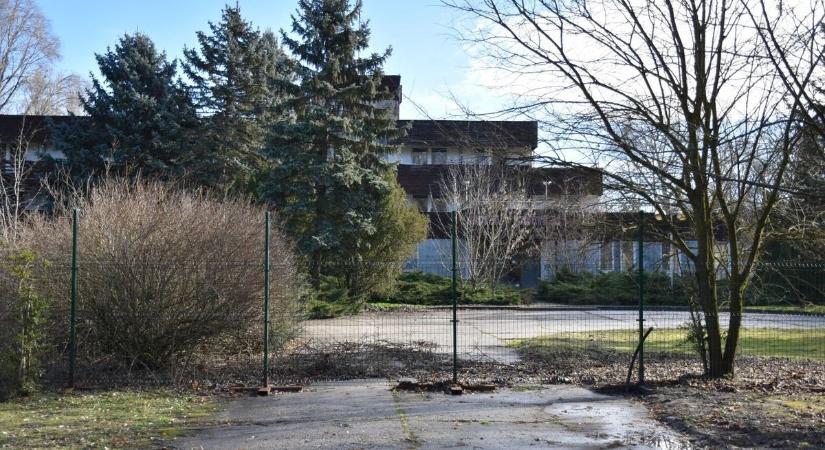 Hátborzongató üzenet várta az urbexezőket az elhagyatott hotel falán – veszélyessé vált a látogatása