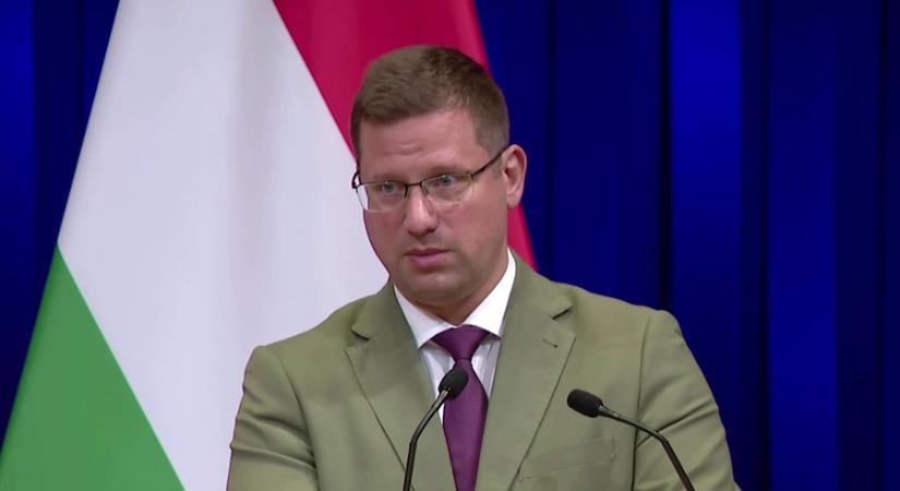 A HírTV kérdésére megsemmisítő csapást mért Fleck Zoltánra Gulyás Gergely a Kormányinfón  videó