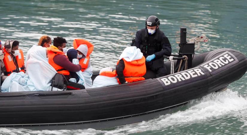 Nagy-Britannia 133 millió dollárt különít el a migránscsempészek elleni küzdelemre