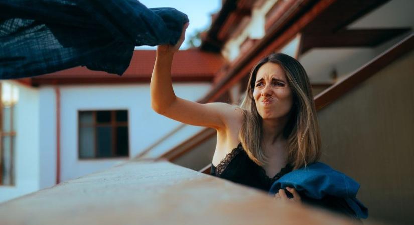 Dührohamot kapott a nő, nagy cirkuszt rendezett a belvárosban – a tévé is az utcán landolt