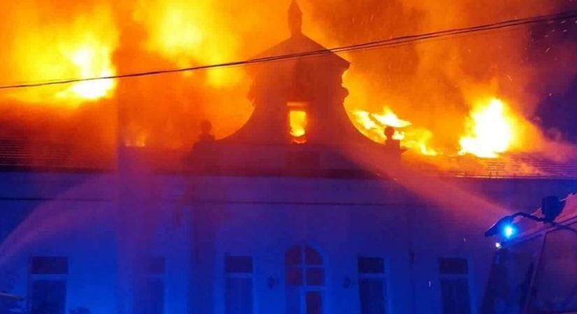 Félelmetes robbanás után tombolt a tűz: percek alatt lángba borult a kolostor helyszíni fotók