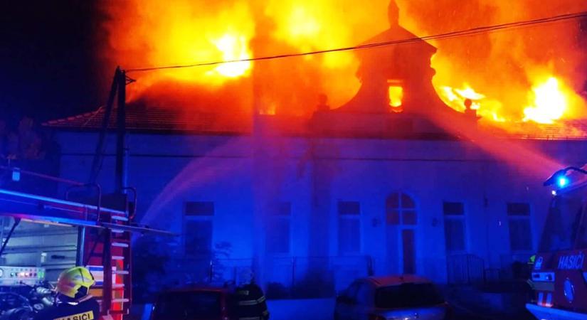 A csicsói plébániaépületben keletkezett tűz okainak vizsgálata során nem zárták ki az idegenkezűséget