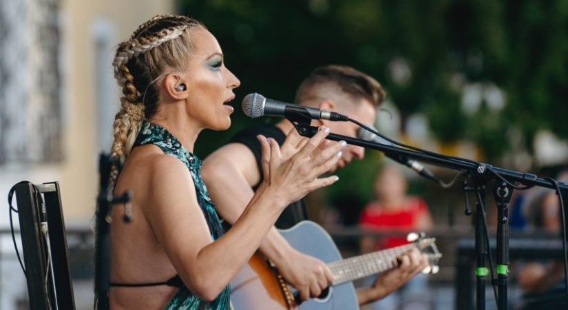 Elcsendesedős koncertet ad az Anna and the Barbies duó Szigligeten