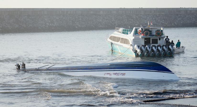 Turistákat szállító hajó borult fel, többen meghaltak