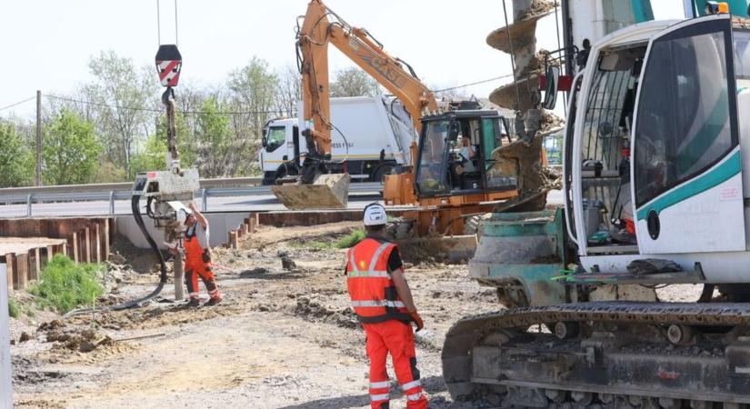Ez mérföldkő: először látszik az új magyar Duna-híd, megérkezett a folyó partjára - fotón a gigantikus szerkezet