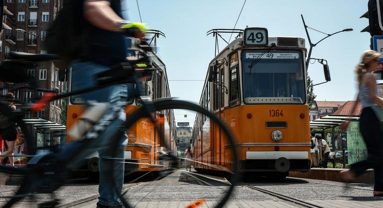 Szombattól korlátozzák a villamos- és az autós forgalmat az Astoriánál