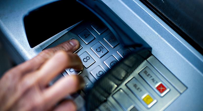 Még több ATM-et kell telepíteni, pedig az embereknek nem is kell a kápé