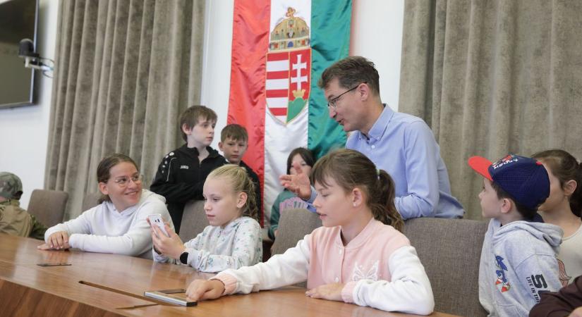 Elcsenték Fehérvár polgármesterének székét – mutatjuk, mi történt (galéria)