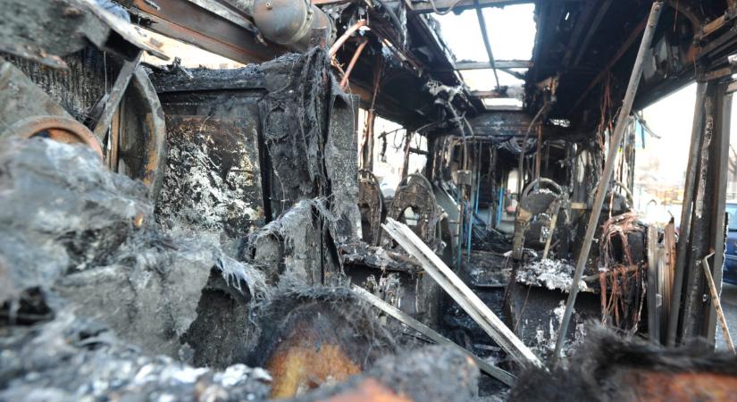 Kiégett egy busz Óbudán