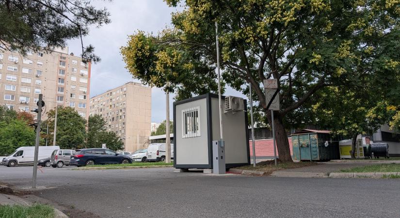 Képviselői közreműködéssel bérletek enyhítik a Tesco-parkolók lezárását