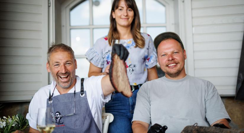Paloznakon izzítja a parazsat a grill két nagy fenegyereke