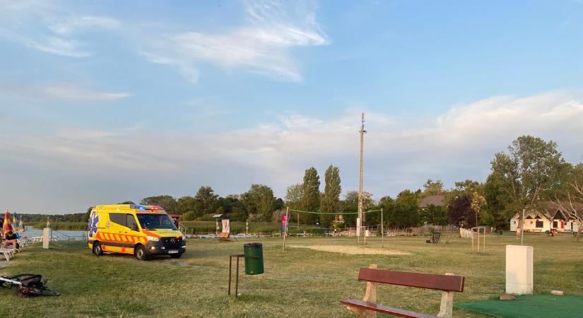 Riadalom a balatoni strandon, egyből a partra sietett a mentő