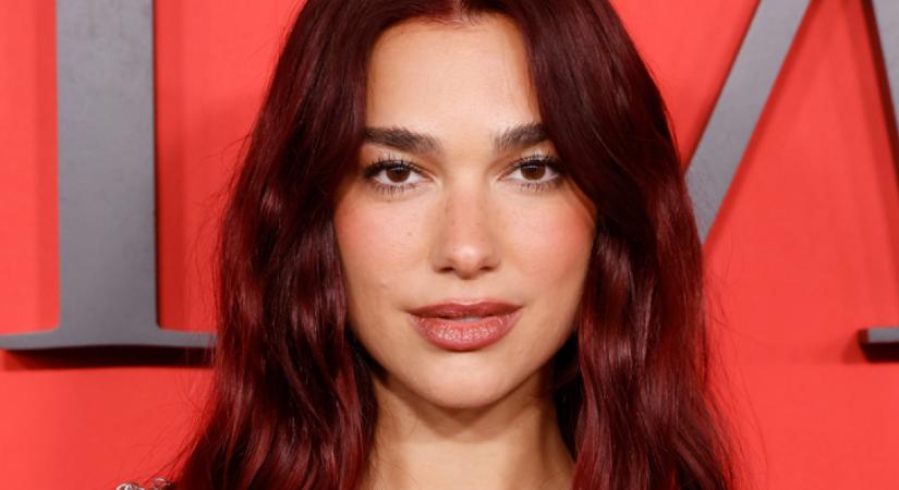 Dua Lipa megtalálta a tökéletes fesztiválszettet