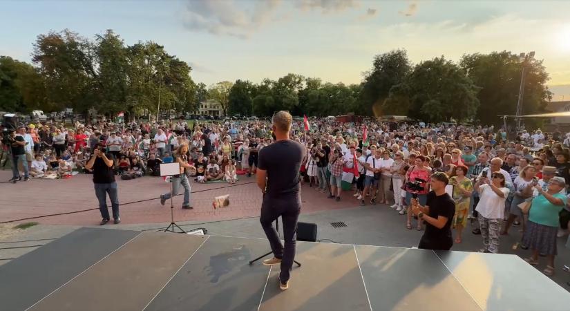 Egy gyulai férfi sörös dobozzal akarta megdobni Magyar Pétert, de pár centivel célt tévesztett