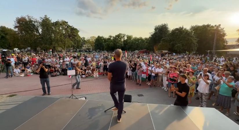 Sörös dobozzal próbálták megdobni Magyar Pétert Gyulán