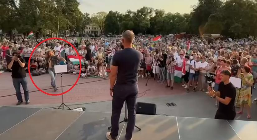 Videó: teli doboz sörrel próbálták megdobni Magyar Pétert, de mit szóltak ehhez a rendőrök?